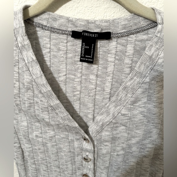 🍩EUC🍩 FOREVER 21 Gray Knit Crop Top Button Up Sweater V-Neck - Picture 5 of 8